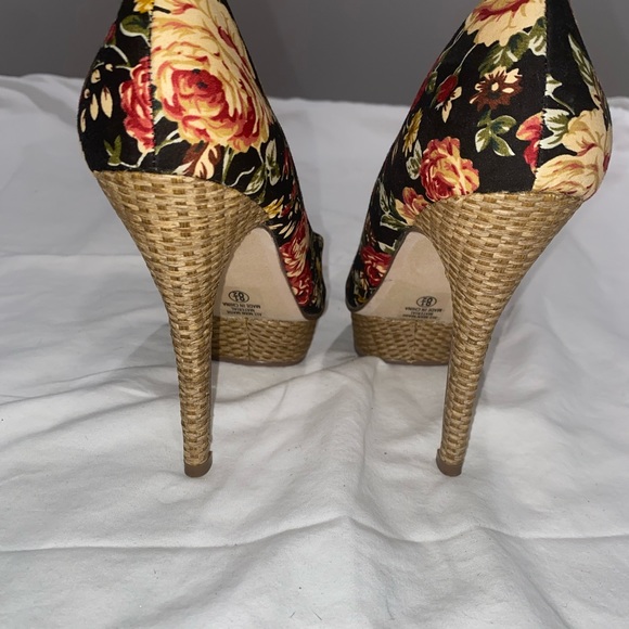 Never Worn! Floral Platform Heels! Size 8.5 - Picture 6 of 7